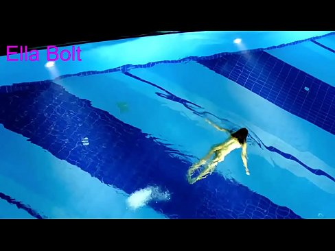 ❤️ Je ne peux pas m'arrêter de regarder, jeune blonde prise en train de nager nue dans la piscine de la station ELLA BOLT. ️  Sexe at fr.mysexpics.ru